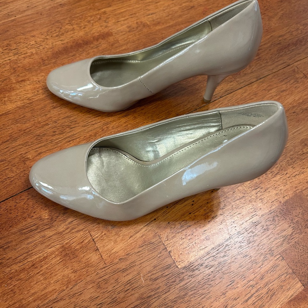 Bandolino Women's Nude Pumps - Picture 2 of 5